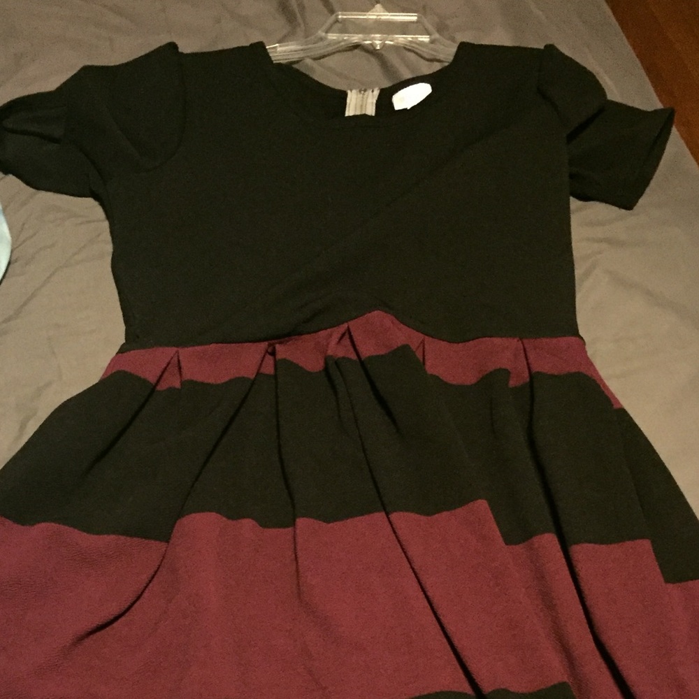 Lularoe Amelia worn once. Size XL. Black&Burgundy.